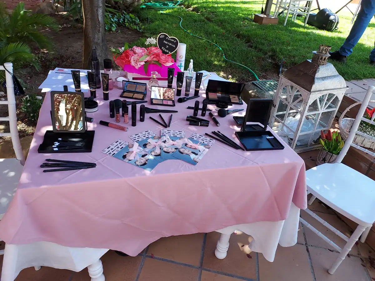 mesa de maquillaje para retoques de invitadas