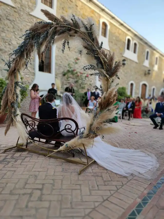 oficiante de boda crea un ambiente mágico