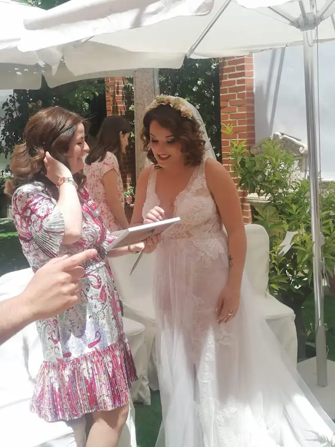 Momentos especiales con una oficiante de bodas