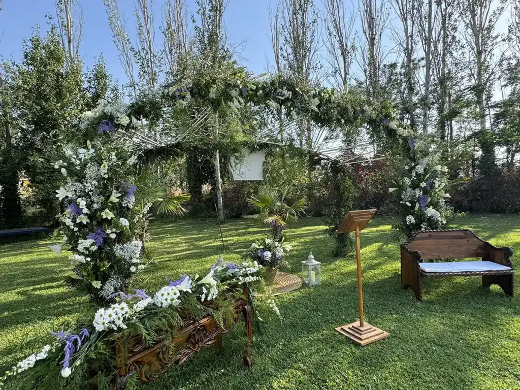 Decoración floral de altar para bodas 