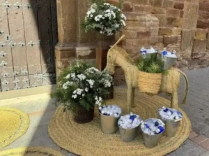 decoración con flores naturales entrada iglesia en jaen