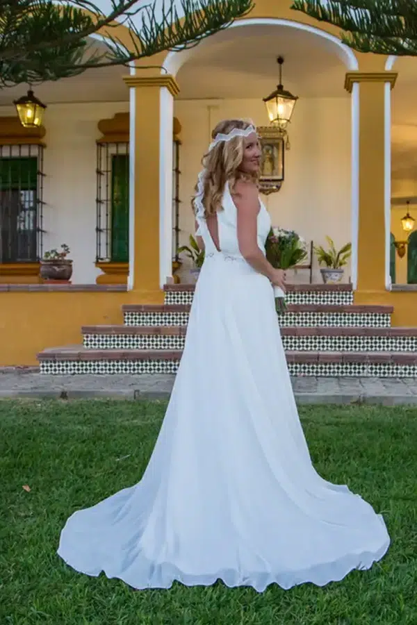 Vestido de novia blanco en jardín