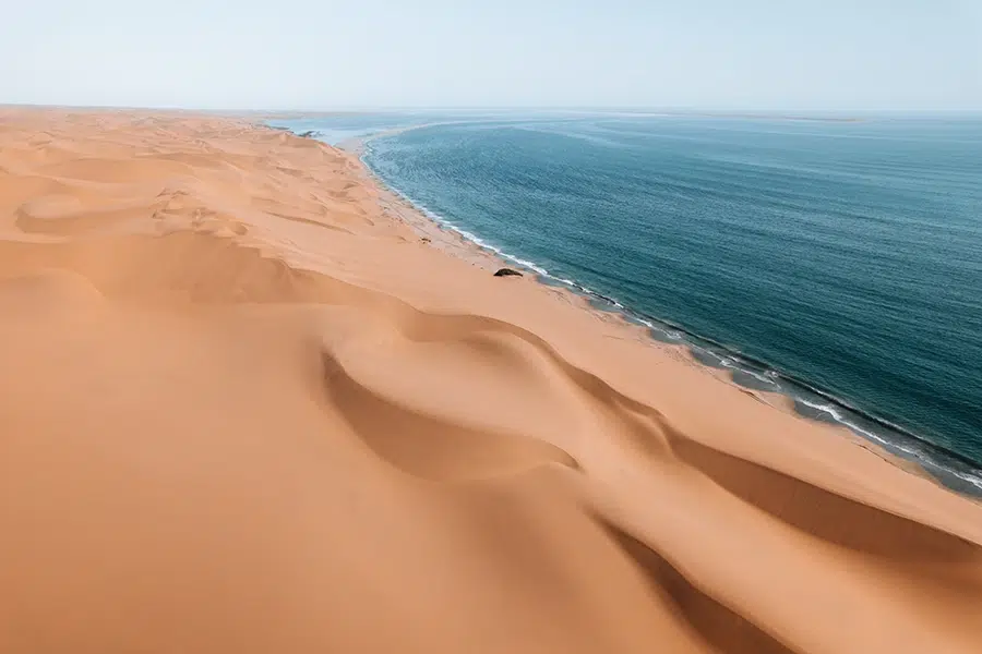 mar y desierto, imagen idílica para recién casados en Namibia 