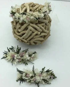 diadema de flores naturales en tonos blancos y rosados para novias en jaén.